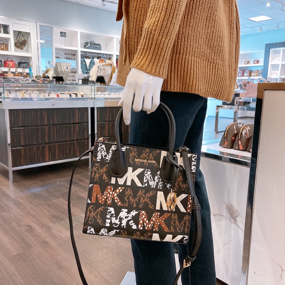 Michael Kors Mercer Medium Messenger - Picture 10 of 11